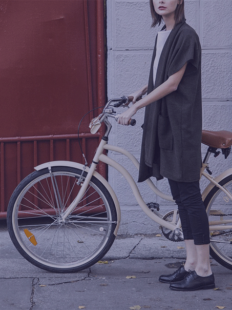 femme a velo de ville